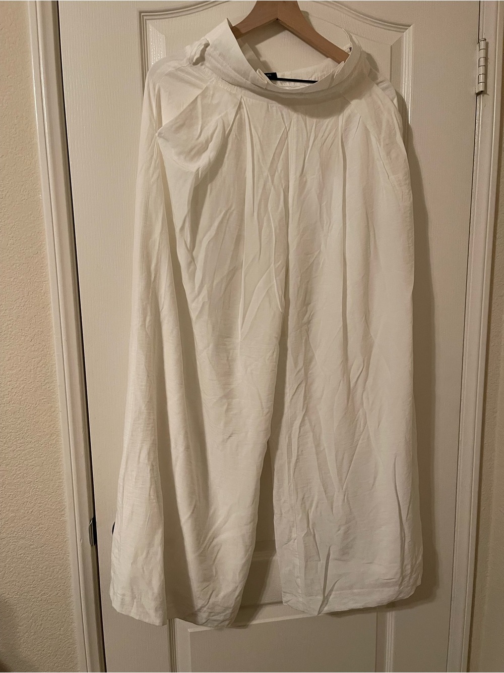Marciano White Wide Leg Pants  with Flowing Silhouette and lining Size 4.